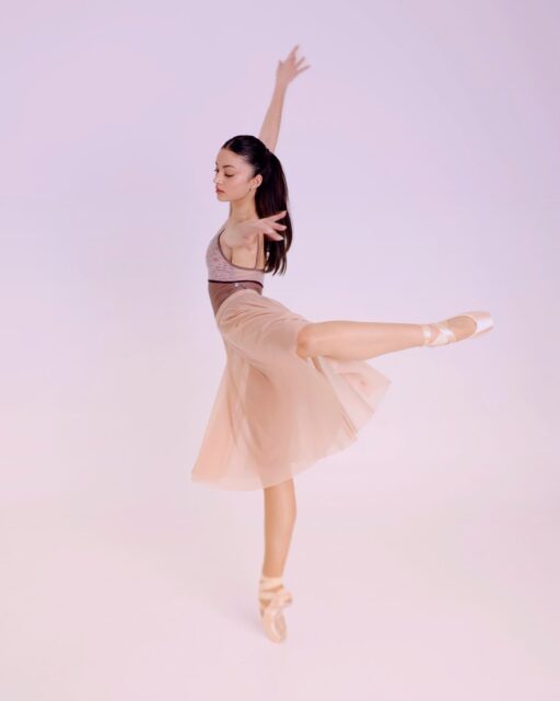 Elegance in motion.
Soft structure, fluid movement - designed to be worn as you wish, wherever you feel most yourself.
Discover the freedom of expression Calatheadancewear.com
#balletadulto #ballet #dancewear #balletwear #dancer